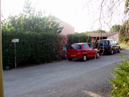 Un peu plus loin  l'entrée voiture